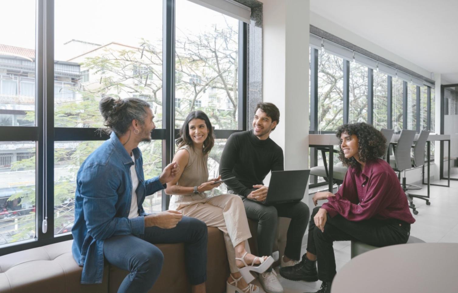 Professionnel travaillant sur un modèle financier avec tableur et graphiques