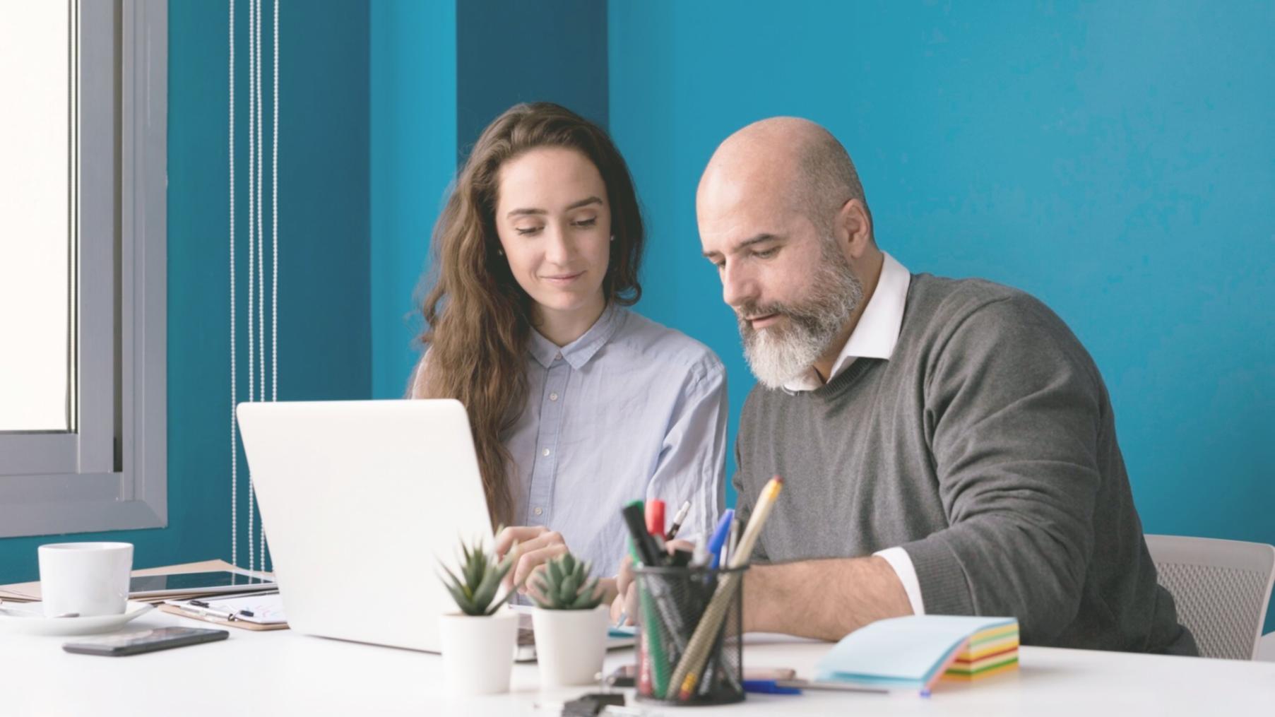 Professionnels analysant ensemble des modèles financiers sur écran